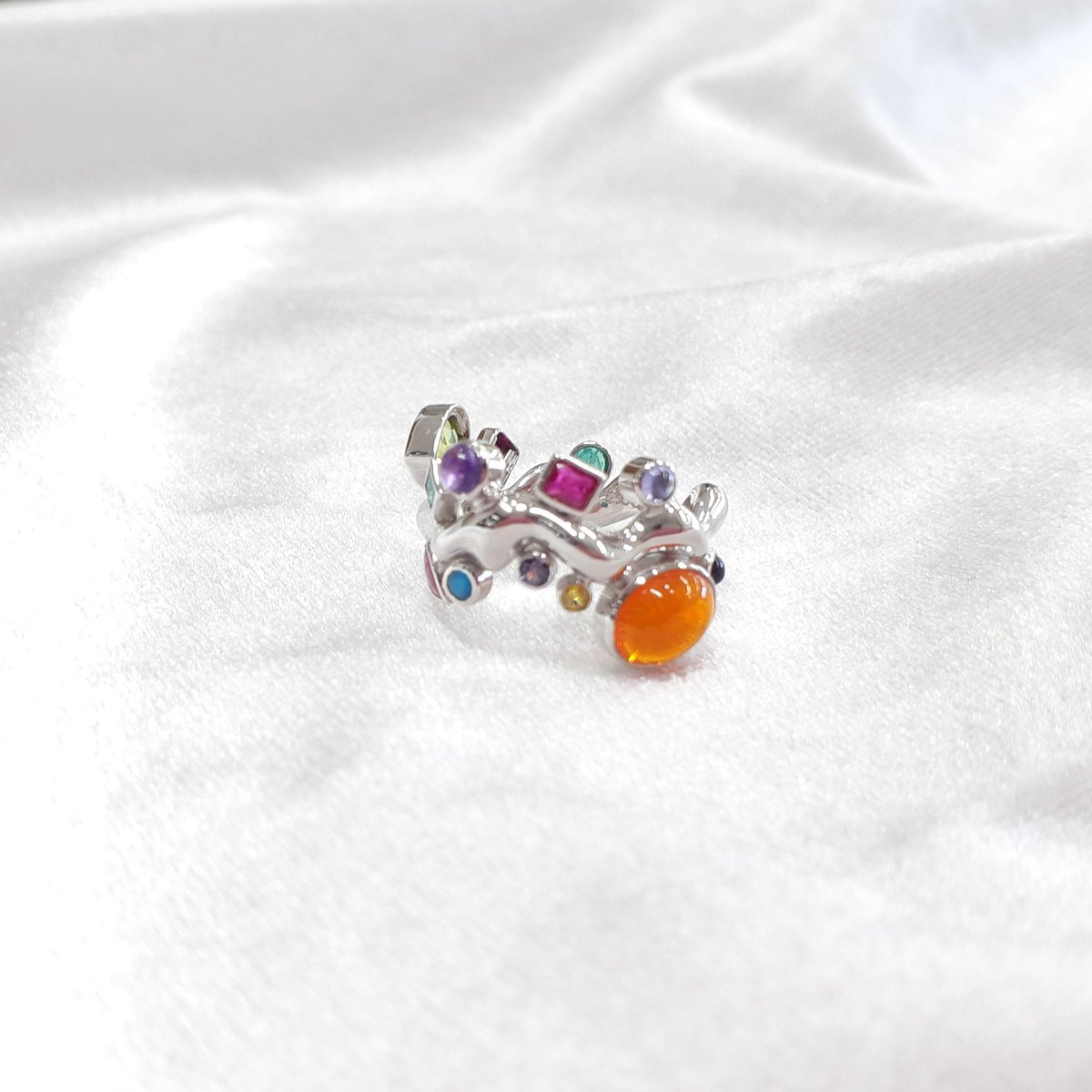 ✨マルチストーンリング✨

鮮やかな色が絶妙に調和し､遊び心溢れる大人カワイイデザインが指先を華やかに飾ります。
･素材:K18WG マルチストーン
･サイズ:12号

店頭販売商品です｡
お近くにお越しの際は是非お立ち寄りください😊
#栃木 #指輪 #リング #入荷 #販売