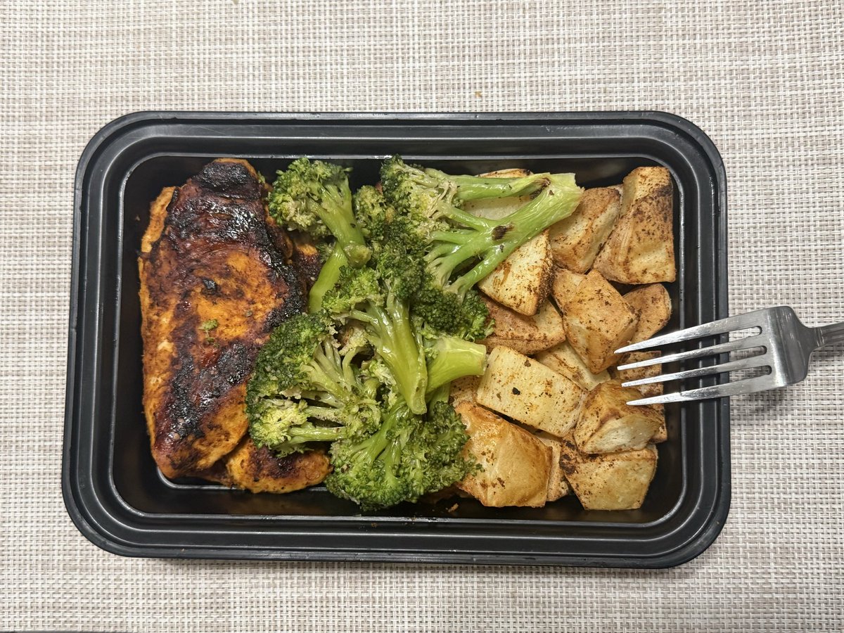 catul_lafortune's tweet image. This is what winning at dinner looks like in 2026 🔥 Chicken, broccoli, potatoes – seasoned right and cooked with love. Would you smash this right now? Yes or no? 
#HighProtein #MealPrep #HealthyEating