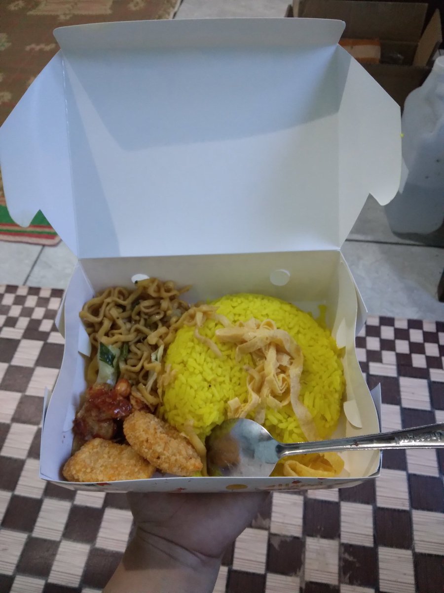 brown_zda's tweet photo. Bocil 3bulan udah dpt kiriman bingkisan ultah dari tetangga, auto yg makan emboknya 😅 https://t.co/K7RG98iuSI