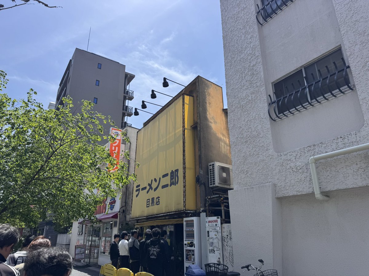 平日11:15思ってたより並んでるなー