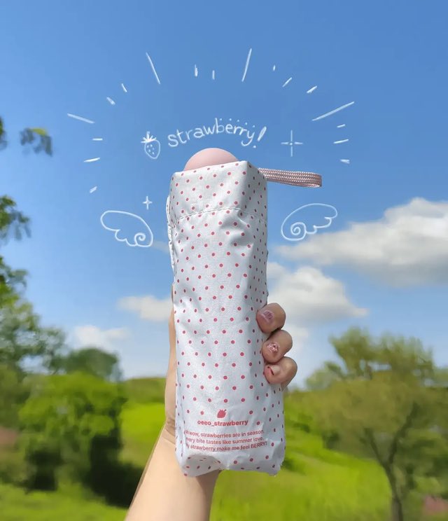 딸기우산이래🍓
나 집에 다이소표 우산 백만개인데•••

언제쯤이면 귀여운것도 그냥 지나칠수 있는 참을성많고 절제력있는 으른이 될 수 있을까?