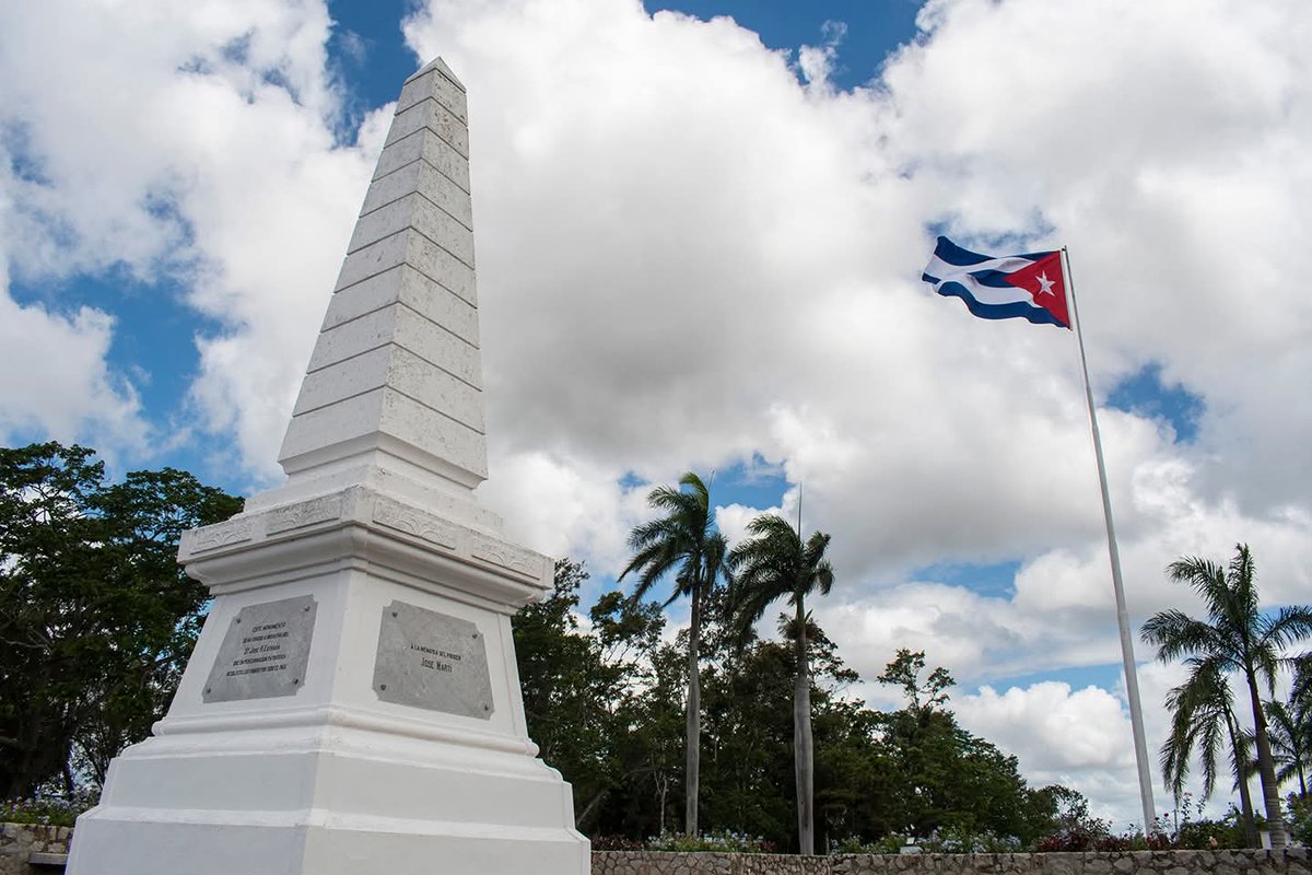 En el Complejo Monumentario de Dos Ríos, la provincia de Granma conmemoró este 65 aniversario de la declaración del carácter socialista de la Revolución Cubana.   #EducaciónGranma #CubaMined