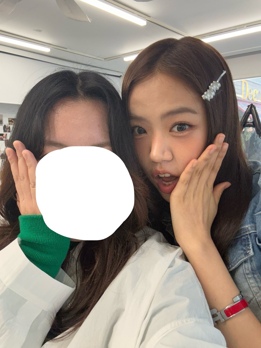 레나 생일 축하해💞

작년은 5년 만에 만나게 되어 그 기쁨에 크게 울었지만, 부드럽게 내 서툰 한국어를 열심히 들어줬고, 함께 사진을 찍을 때도 여러 포즈를 취해줘서 정말 기뻤던 추억😭

#La_Lena_dAvril
#공원소녀 #GWSN #GirlsinthePark #公園少女 #公园少女 <a href="/official_GWSN/">공원소녀 GWSN</a> #レナ #레나 #LENA