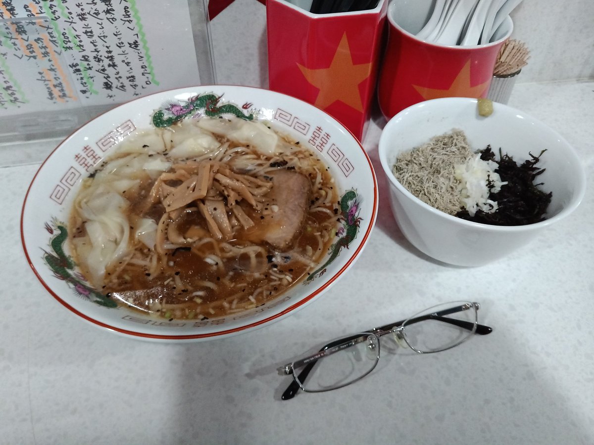 shavedhead_no1's tweet photo. ラーメン星印にて、限定のイニシャルM改良版ワンタン4個入り1650円+〆のお茶漬けご飯300円。黄金町の銘店、名物屋オマージュの一杯。いつものシャレオツな器ではなく、町中華の雰囲気を醸し出すラーメン鉢。焦がし葱油と生姜の香り、胡椒が効いた細切りメンマ。残ったスープで〆のお茶漬けご飯。 https://t.co/MGGR3UpTKg