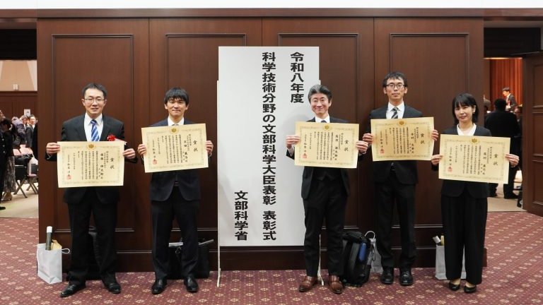 therstech's tweet image. ４月15日（水）、当機構イノベーションコアファシリティセンターCFAチーム5名が令和8年度科学技術分野の文部科学大臣表彰 表彰式に出席し、 研究支援賞（高度技術支援部門）を授与されました！😊
＃CFA #コアファシリティ #技術職員 #文部科学大臣表彰
tech.thers.ac.jp/20260417_hyosh…