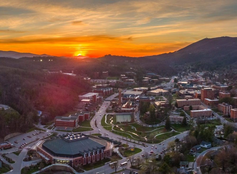 SSN_AppState's tweet image. #AppNation Have An Amazing Sunday And Remember Everything Is Better In Boone  #AppState #GoApp