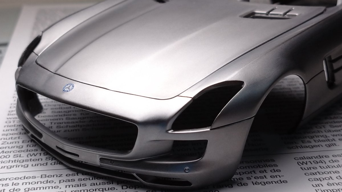 未塗装→ベースコート→クリアコート→中研ぎです。中研ぎ中は金属を磨いているような錯覚に陥り、手が黒くなっていないか心配になりました笑。2000番で研いだ切削痕なのですが、あの映画のデロリアンに使えそうな質感。あとは規則的なヘアラインを刻めれば…早速注文！
Revell(de) / SLS AMG