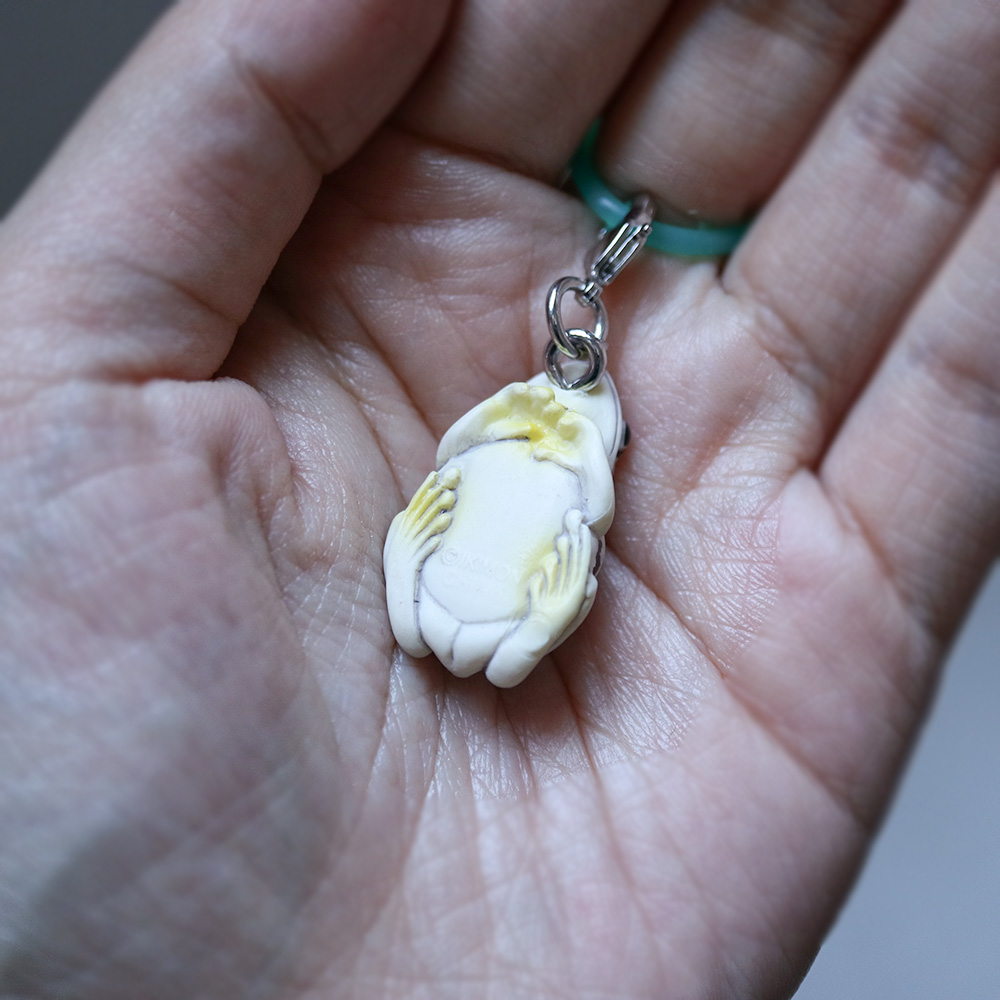 【オンラインストア】
アマガエル めじるしマスコットが入荷しました！

え、本物のカエル……？
いいえ、こちらはめじるしマスコットです。

ちょこんと座る姿が愛らしい、アマガエルのめじるしマスコット。
リアルすぎる造形に、今にも動き出しそうな躍動感を感じます。