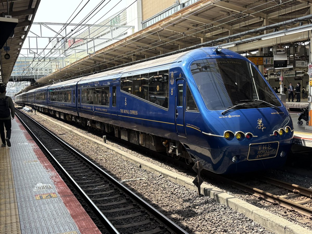 なんかカッコいい電車いた