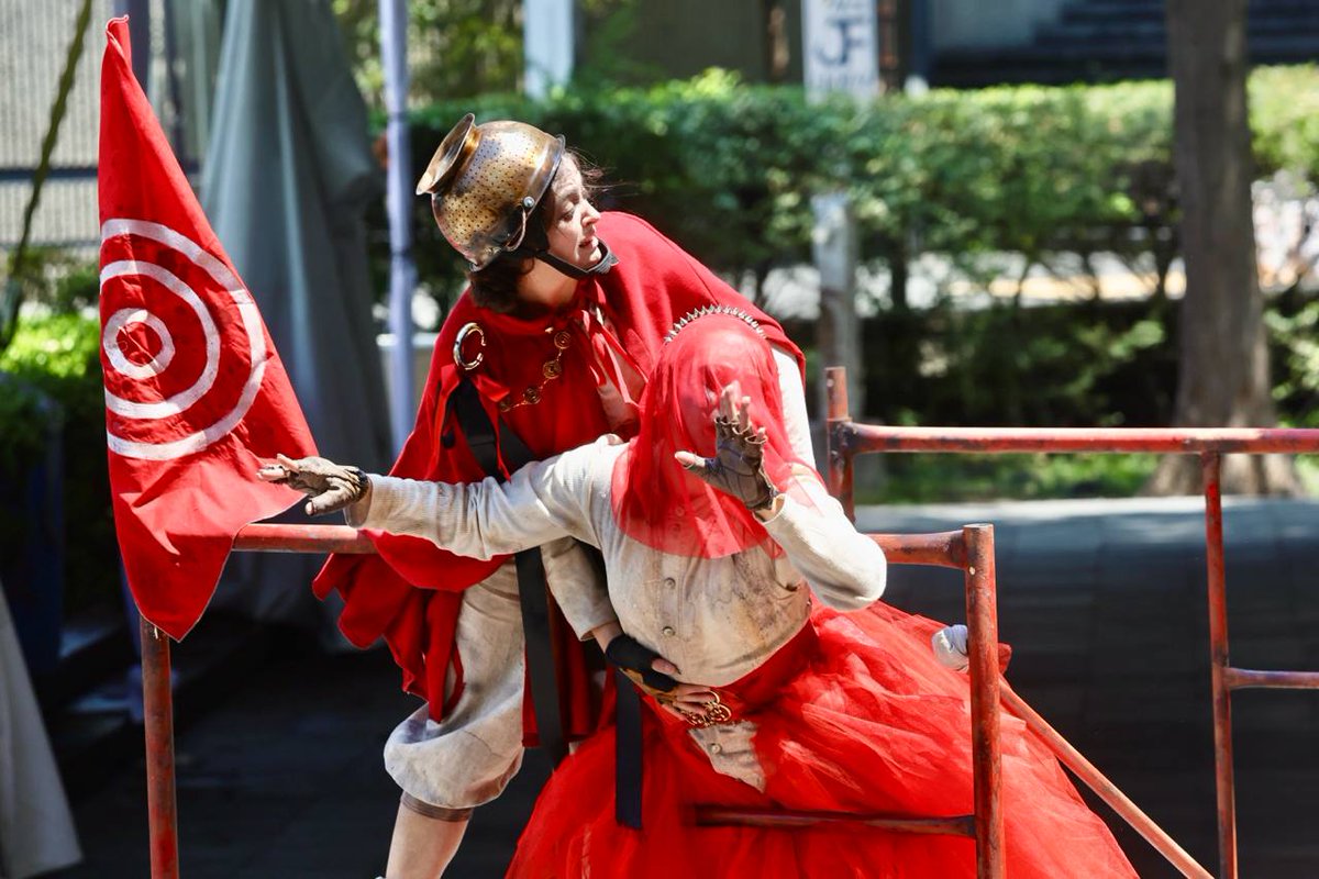 CulturaUNAM's tweet image. 🎭¿Planazo cultural con tus peques este #finde y sin costo para ti?  ¡Trae a toooda la familia a disfrutar del #estreno de @carrodecomedias: Ubú Rey, de Alfred Jarry, una divertida y muy vigente pieza, al aire libre, bajo la dirección de @MarioEspinosaR! 
 
📅Sábados y domingos,