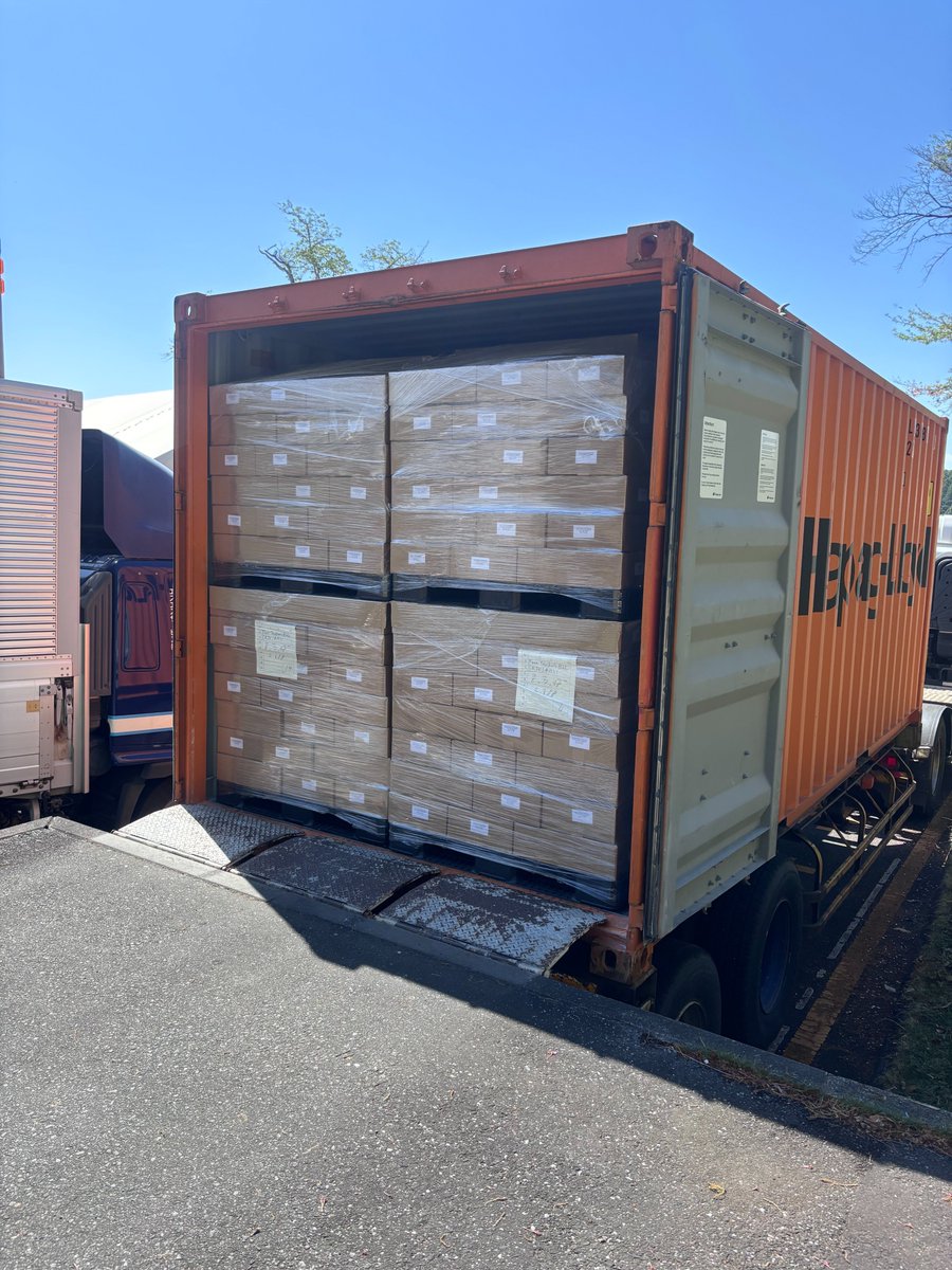 NLM_jp's tweet photo. アメリカの長距離トラックドライバーへ聖書が届けられました。
孤独な道のりの中で、心に寄り添う一冊。
一冊一冊を大切に、コンテナへ丁寧に積み込む。
走り続けるその先に、静かな希望と導きがありますように。
#聖書配布 #アメリカ宣教 #長距離トラックドライバー #希望を届ける #宣教 #キリスト教 https://t.co/1XfM2LK7XV