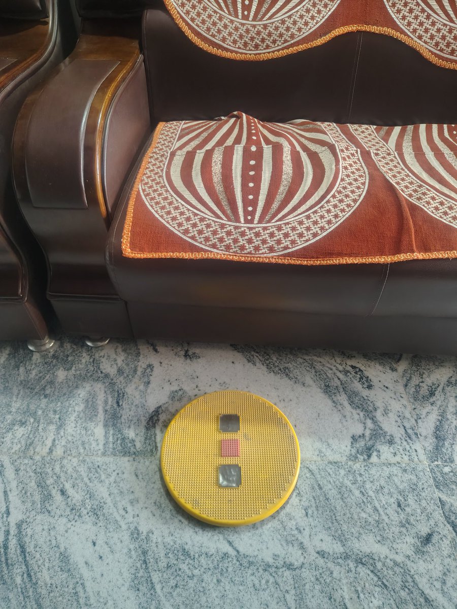 దీనికి(వసూకి) ఏం నొప్పి వో నాకసలు అర్థం కాదూ సోఫాలో కూర్చుని కాళ్ళని 👇 మీద పెట్టి అటూ ఇటూ అనవే అని నేను చెప్తే అదేమో(వసూ) నువ్వే అనుకో నీ నడుము సైజ్ తగ్గుతది + నువ్వు బరువు తగ్గుతావని నాకే చెప్తుంది🤷
నాకెందుకు తీట దాని ఆరోగ్యం గురించి నేనెందుకు చెప్పాలి మంచిమాట అని మూసుకున్నా🙊