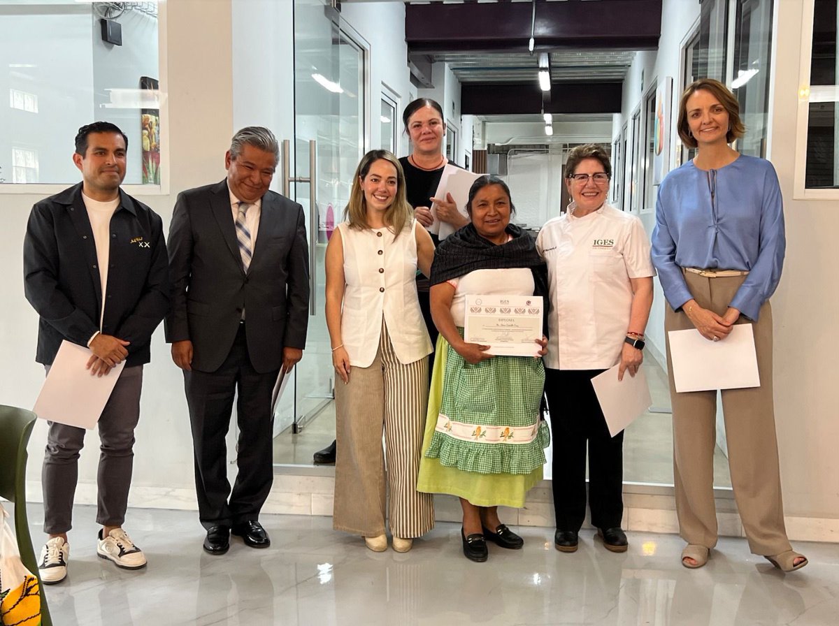 inqro1's tweet photo. 🍽️🌿 Concluye diplomado en Cocina Queretana y Patrimonio Cultural, fortaleciendo el legado gastronómico del estado

Con la participación de 14 cocineras y cocineros tradicionales de comunidades indígenas, finalizó este diplomado que impulsa el rescate, preservación y proyección de la cocina queretana como un pilar de identidad y desarrollo.

Durante 80 horas de formación, las y los participantes compartieron saberes heredados por generaciones, consolidando la gastronomía como una expresión cultural viva y logrando un récord histórico de asistencia.

👩‍🍳 Este esfuerzo, impulsado por la Mtra. Olivia González y la Dra. Cathia Huerta, promueve la profesionalización y dignificación de la cocina tradicional como patrimonio cultural del estado.

🤝 El modelo permitió que cada participante llevara lo aprendido a su comunidad, integrando a más mujeres y fortaleciendo la transmisión intergeneracional y el tejido social.

💡 Además de preservar tradiciones, el programa abre nuevas oportunidades para generar ingresos, posicionando la cocina queretana como una propuesta auténtica que impulsa las economías locales.

El Cluster de Industrias Creativas se consolida así como un aliado clave para transformar estos saberes en proyectos sostenibles y oportunidades reales de desarrollo.

#Querétaro #CocinaTradicional #PatrimonioCultural #Gastronomía #CulturaViva #IndustriasCreativas