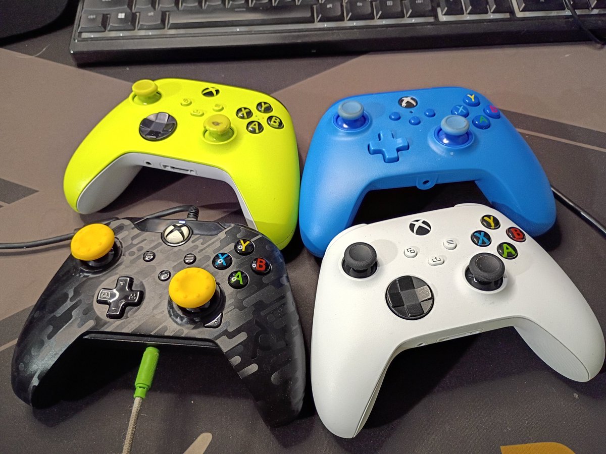 Cake_Kee_'s tweet image. My collection on Xbox  controller 
 😅😅 
  They all work good 
 I used like 2 of them on my PC 
 And the other 2 on my Xbox x 
 #xboxcontroller 
#nativegaming