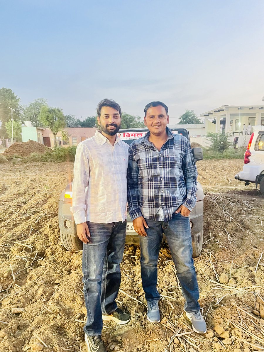 फानूस बनकर जिसकी हिफाजत हवा करे, 
वो शमा क्या बुझे जिसे रोशन खुदा करें।
भाई ❤️