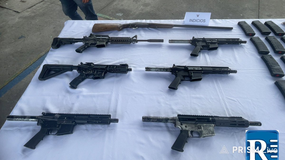 MAlulemaM's tweet photo. ¿COLECCIONISTA DE ARMAS?
Mientras ciudadanos conscientes se preocupan por la inseguridad y la delincuencia que busca apoderarse del País y colabora con la Policía Nacional o al menos apoya de alguna forma sus operativos, hay unos cuantos que se molestan y reprochan el trabajo policial. Hace unos días, tras la aprehensión de unos adolescentes con estupefacientes listos para la comercialización, alguien decía que era muy poca la droga decomisada y se condolía de los ciudadanos que no debieron ser aprehendidos.
Hoy, la Policía en Morona Santiago da un duro golpe a la delincuencia organizada al detener a un sujeto con armamento de grueso calibre, media docena de fusiles, granadas de mano, gran cantidad de municiones, un vehículo denunciado como robado y otros elementos, y no faltó quien defienda al aprehendido argumentando que puede ser un pobre “coleccionista de armas” (supongo que también coleccionará autos robados) y  que sin razón se lo está tratando mal.
En fin, las cosas que pasan en nuestro País, pero echamos la culpa a todo el mundo de todos nuestros males. 
Con esos defensores…
De todas maneras, pueda que tenga la razón, el ciudadano presentará las autorizaciones de las FF. AA. como coleccionistas de armas pesadas… y de autos robados, y se irá libre a seguir con su cara afición.
Mi País, donde todos los que se juegan la vida por defender a los ciudadanos son los malos, y los delincuentes y criminales… angelitos convertidos en perseguidos políticos.