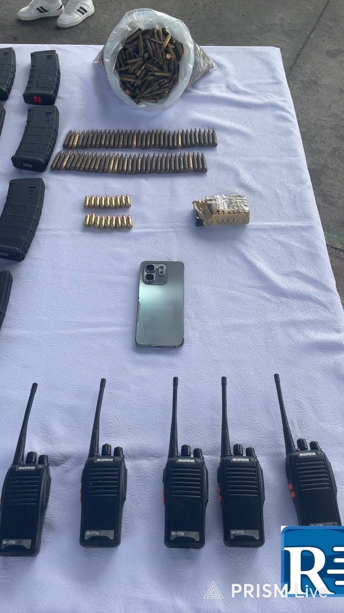 MAlulemaM's tweet photo. ¿COLECCIONISTA DE ARMAS?
Mientras ciudadanos conscientes se preocupan por la inseguridad y la delincuencia que busca apoderarse del País y colabora con la Policía Nacional o al menos apoya de alguna forma sus operativos, hay unos cuantos que se molestan y reprochan el trabajo policial. Hace unos días, tras la aprehensión de unos adolescentes con estupefacientes listos para la comercialización, alguien decía que era muy poca la droga decomisada y se condolía de los ciudadanos que no debieron ser aprehendidos.
Hoy, la Policía en Morona Santiago da un duro golpe a la delincuencia organizada al detener a un sujeto con armamento de grueso calibre, media docena de fusiles, granadas de mano, gran cantidad de municiones, un vehículo denunciado como robado y otros elementos, y no faltó quien defienda al aprehendido argumentando que puede ser un pobre “coleccionista de armas” (supongo que también coleccionará autos robados) y  que sin razón se lo está tratando mal.
En fin, las cosas que pasan en nuestro País, pero echamos la culpa a todo el mundo de todos nuestros males. 
Con esos defensores…
De todas maneras, pueda que tenga la razón, el ciudadano presentará las autorizaciones de las FF. AA. como coleccionistas de armas pesadas… y de autos robados, y se irá libre a seguir con su cara afición.
Mi País, donde todos los que se juegan la vida por defender a los ciudadanos son los malos, y los delincuentes y criminales… angelitos convertidos en perseguidos políticos.