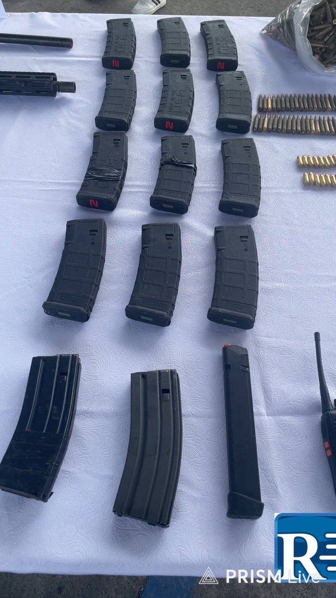 MAlulemaM's tweet photo. ¿COLECCIONISTA DE ARMAS?
Mientras ciudadanos conscientes se preocupan por la inseguridad y la delincuencia que busca apoderarse del País y colabora con la Policía Nacional o al menos apoya de alguna forma sus operativos, hay unos cuantos que se molestan y reprochan el trabajo policial. Hace unos días, tras la aprehensión de unos adolescentes con estupefacientes listos para la comercialización, alguien decía que era muy poca la droga decomisada y se condolía de los ciudadanos que no debieron ser aprehendidos.
Hoy, la Policía en Morona Santiago da un duro golpe a la delincuencia organizada al detener a un sujeto con armamento de grueso calibre, media docena de fusiles, granadas de mano, gran cantidad de municiones, un vehículo denunciado como robado y otros elementos, y no faltó quien defienda al aprehendido argumentando que puede ser un pobre “coleccionista de armas” (supongo que también coleccionará autos robados) y  que sin razón se lo está tratando mal.
En fin, las cosas que pasan en nuestro País, pero echamos la culpa a todo el mundo de todos nuestros males. 
Con esos defensores…
De todas maneras, pueda que tenga la razón, el ciudadano presentará las autorizaciones de las FF. AA. como coleccionistas de armas pesadas… y de autos robados, y se irá libre a seguir con su cara afición.
Mi País, donde todos los que se juegan la vida por defender a los ciudadanos son los malos, y los delincuentes y criminales… angelitos convertidos en perseguidos políticos.