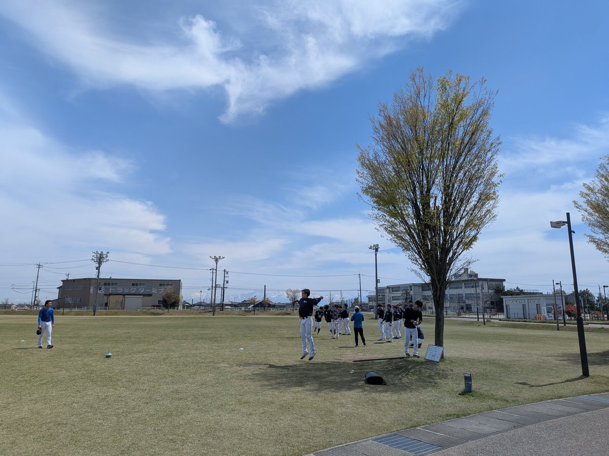 STD762's tweet photo. 今日「S.T.D」は先週に引き続き玉生キャプテン、瀧野副キャプテン。恋愛マスターの2人がリスナーの質問に全力で答えます。乞うご期待‼️サンダバの練習におじゃましました。みんな声が出てましたよ〜

#富山grnサンダーバーズ #玉生貴一 #瀧野真仁 #ラジオたかおか #fm762 https://t.co/CRjrqgv0yA