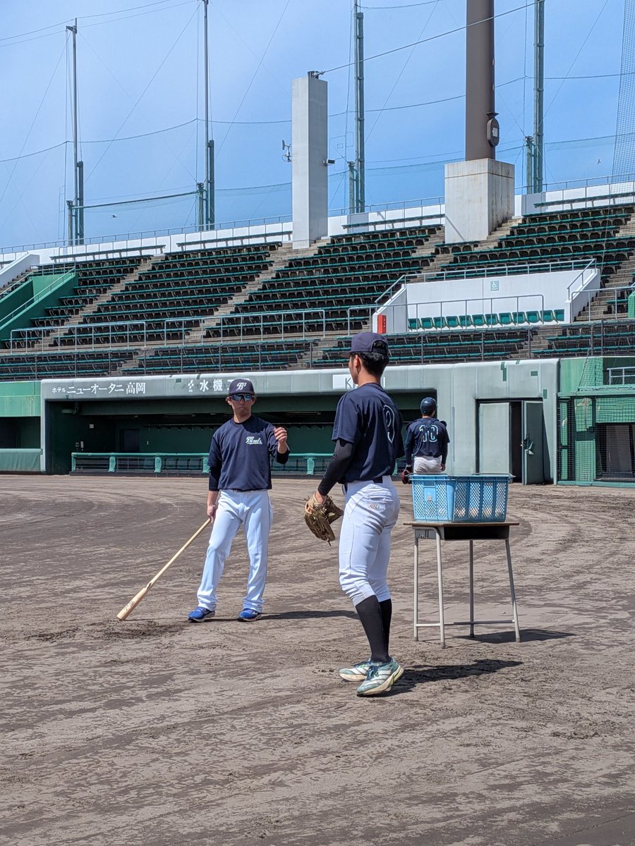 STD762's tweet photo. 今日「S.T.D」は先週に引き続き玉生キャプテン、瀧野副キャプテン。恋愛マスターの2人がリスナーの質問に全力で答えます。乞うご期待‼️サンダバの練習におじゃましました。みんな声が出てましたよ〜

#富山grnサンダーバーズ #玉生貴一 #瀧野真仁 #ラジオたかおか #fm762 https://t.co/CRjrqgv0yA
