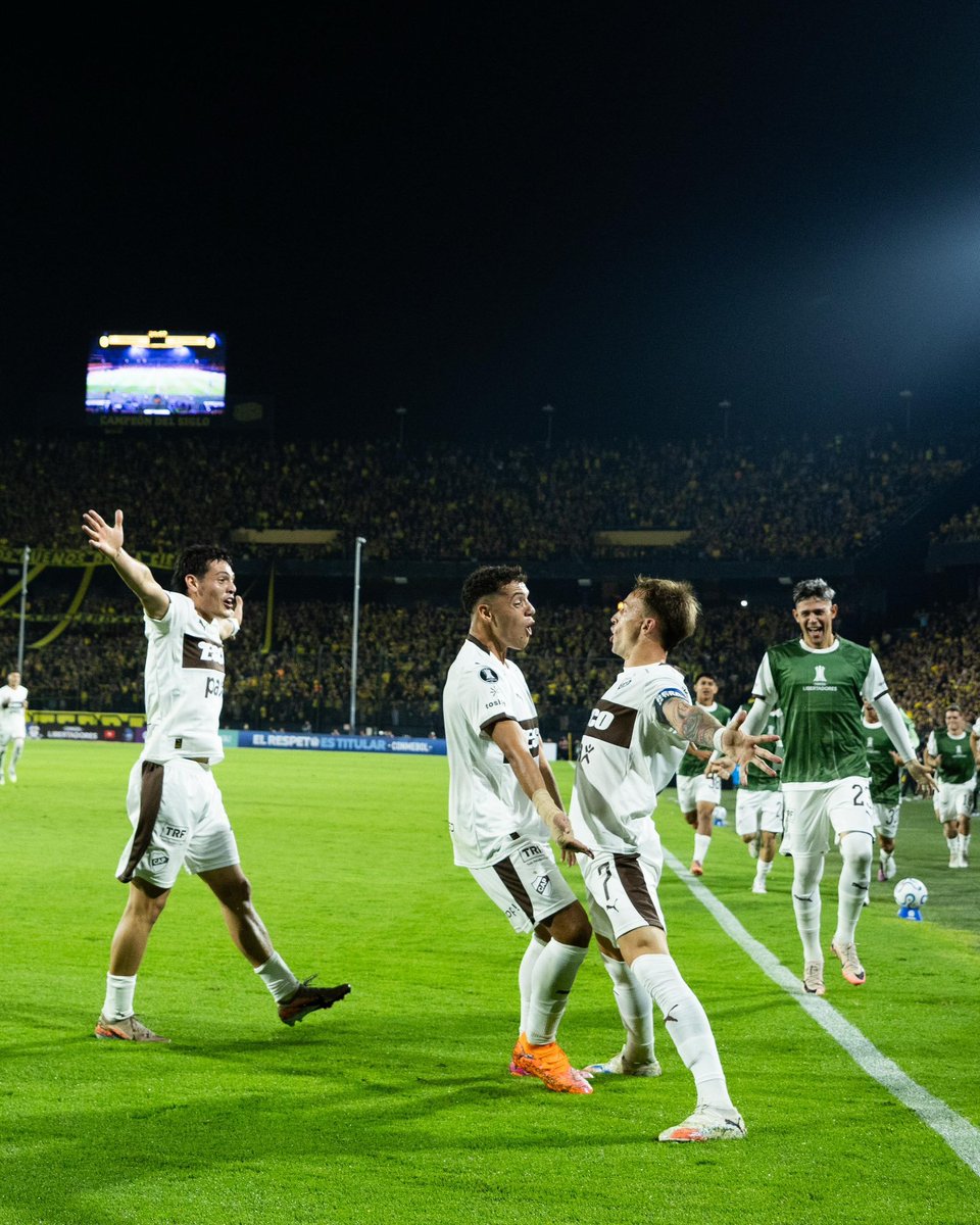 Equipos que le ganaron a Peñarol en el Campeón del Siglo por Copa Libertadores:

🇧🇷Palmeiras
🇦🇷Platense