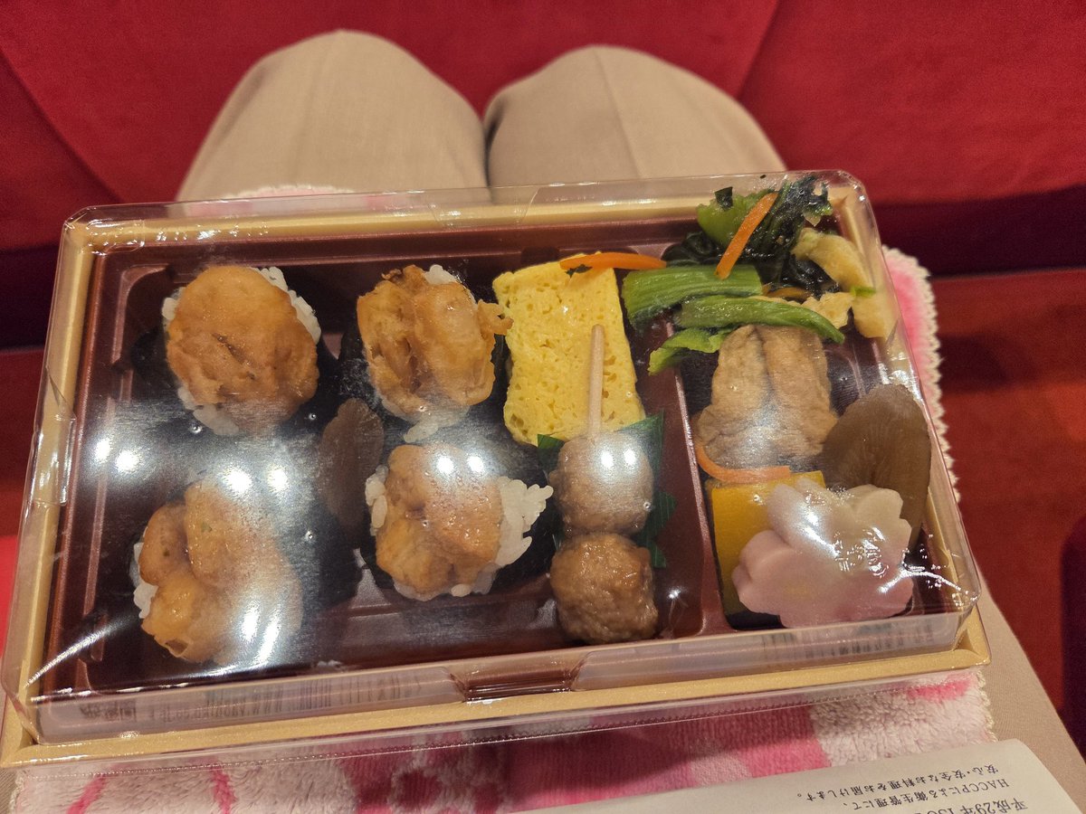 初歌舞伎なんですが、、楽しい!
お弁当は天むすにしました。
席で食べて良いのね
学生席、私のエリアは人居なくて快適😊