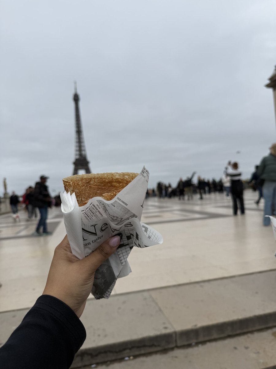 AnimeAsh41's tweet photo. When in Parí🇫🇷 https://t.co/b7ifWEmPX8