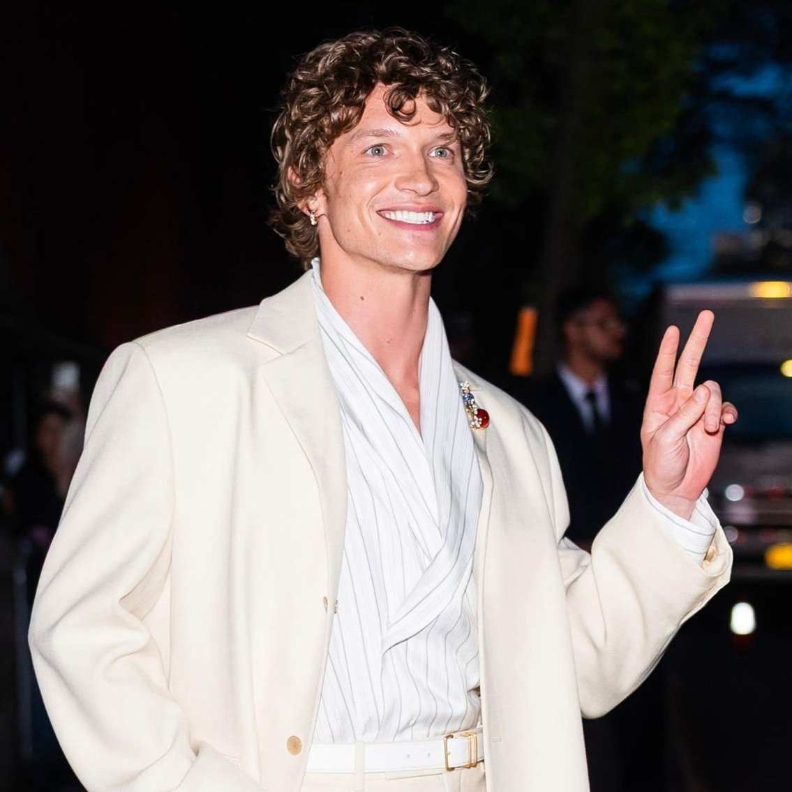 𑣲lily tweet media