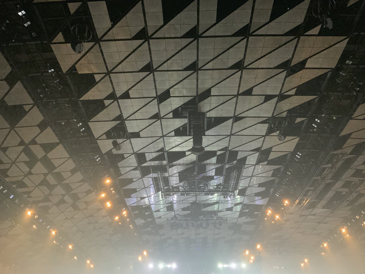 ヘタコン、京王アリーナにて。
サウンドチェック中。
紡いできた詩たちが歌い踊ってる。
感慨深いです。

先日のリハでパパは号泣しましたよ。