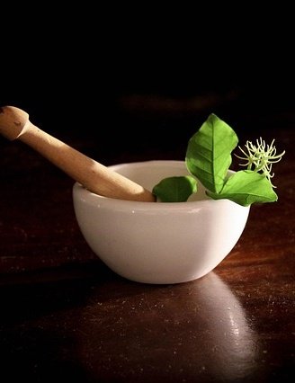 Kotajitu1994's tweet image. आज की भागदौड़ भरी ज़िंदगी में छोटी-छोटी आदतें #HealthTips हमारे स्वास्थ्य और मन की शांति के लिए बहुत महत्वपूर्ण हैं। दवाओं से बचे रहने के लिए आयुर्वेद में जो टिप्स बताए हैं, वे प्राचीन भारतीय स्वास्थ्य परंपरा से भी पूरी तरह मेल खाते हैं:

★सुबह जल्दी उठना और समय पर सोना (ब्रह्म