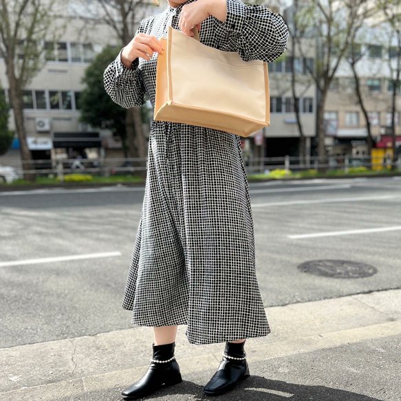 Futuro61465292's tweet image. ☔ 急な雨でも慌てない。futuroの帆布トートは撥水加工済みだから、荷物も中身もしっかりガード。A4が入る大容量×マグネットホックで毎日の通勤もストレスなし！丈夫さは6号帆布が保証。 #撥水バッグ #帆布トート #futuro