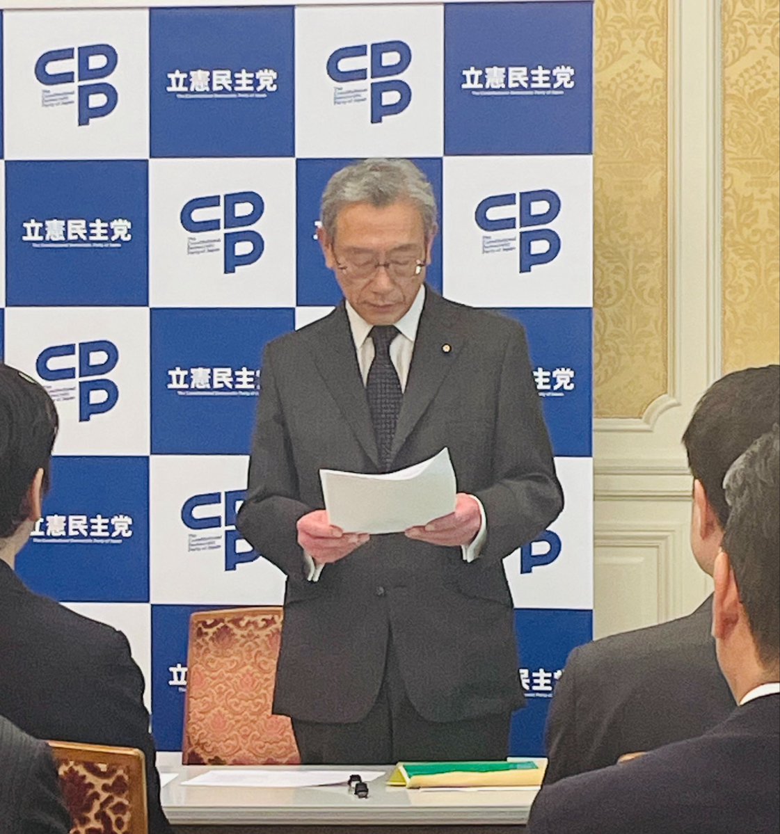 皇室典範改正をめぐる全体会議で意見表明された長浜博行参議院議員より、会の報告を受けました。

男系男子を皇族とする案を第一優先、のみが国民の総意に基く安定的な皇位継承のあり方ではないはずだ。