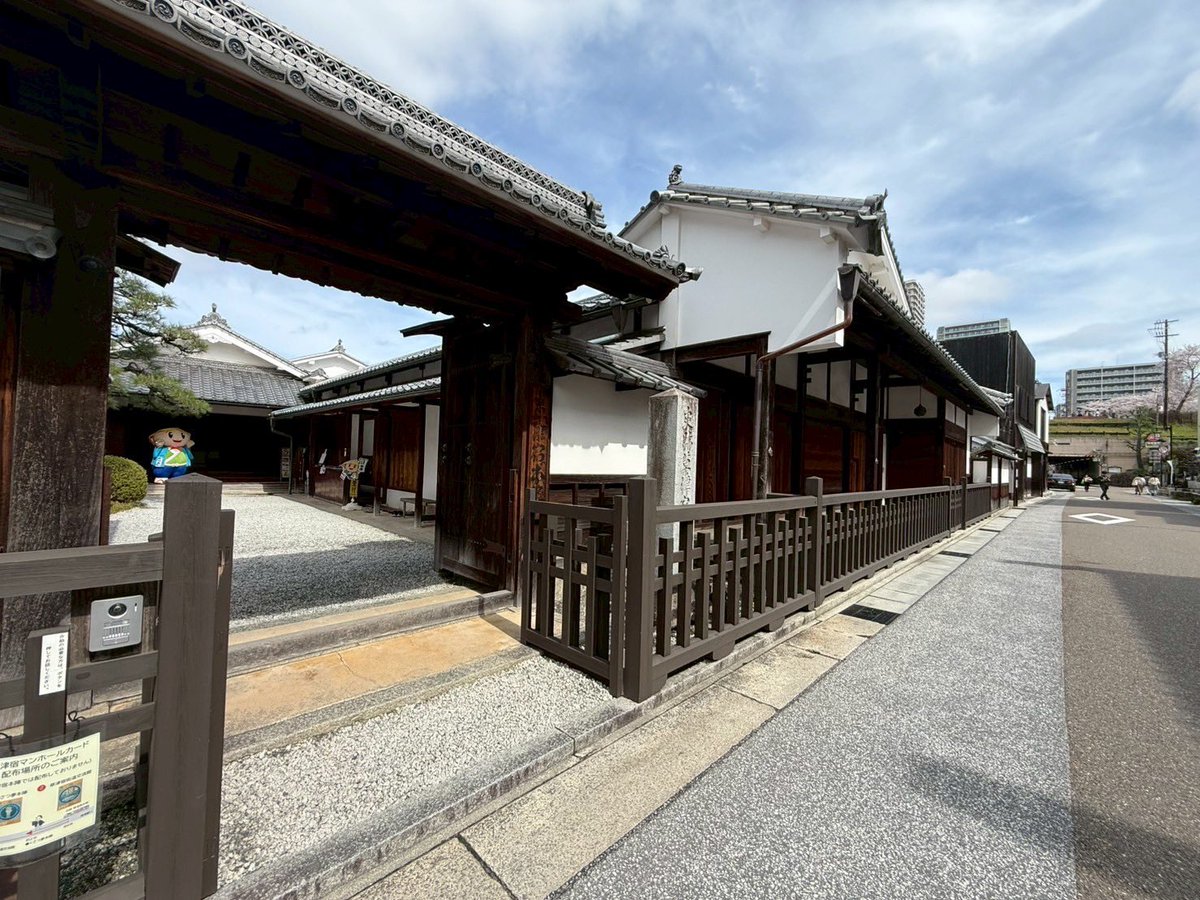 tabimaru_kst's tweet photo. 4月は5日(日)に『史跡草津宿本陣』でみんなをお出迎えしたたび！
今年度もよろしくたび～！
#滋賀県 #草津市 #たび丸 #草津宿本陣 https://t.co/itJk4gu7oj