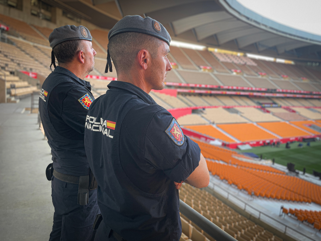 interiorgob's tweet photo. 🙋‍♀️ Este sábado se juega la final de #CopaDelRey26

⚽ @Atleti 🆚 @RealSociedad

🚨 Para disfrutar con seguridad:

✅ Ocupa tu localidad asignada
✅ Accede por las vías indicadas

❌ No introduzcas bengalas, alcohol ni material ofensivo

👮 Sigue las indicaciones de @policia https://t.co/GcBrtjXeVy