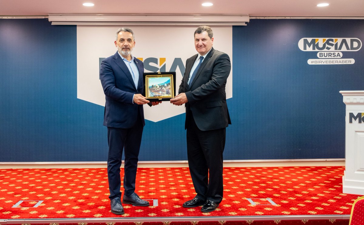 MUSIADBursa's tweet photo. MÜSİAD Bursa Şubesi olarak “Müstakil Düşünceler Konferansı” serimizde kıymetli bir programa daha imza attık.

Şube Başkanımız Sayın Alparslan Şenocak'ın ev sahipliğinde; Emekli Büyükelçi ve İstanbul Topkapı Üniversitesi İletişim Fakültesi Dekanı Sayın Prof. Dr. Kerem Alkin’i şubemizde ağırladık.

"Yeni Küresel Ekonomi-Politik Mimari ve Türkiye'nin Yükselen Konumu" konulu konferansımızda, değişen dünya ekonomisi, küresel güç dengeleri ve ülkemizin bu yeni düzendeki stratejik rolü üzerine kıymetli değerlendirmelerde bulunduk. 

Değerli paylaşımları dolayısıyla Prof. Dr. Kerem Alkin’e, programımıza katılım sağlayan tüm misafirlerimize teşekkür ediyoruz. 🤝
