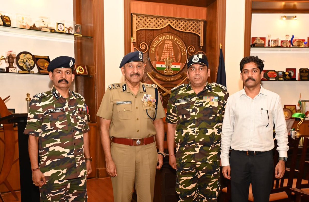 SSBFTRLUCKNOW's tweet image. Sh. M.R. Naik, IPS, IG (Ops), FHQ and Sh. S.D. Sherkhane, DIG (Ops), FTR Hqr Lucknow (Nodal Officer, Tamil Nadu), called on Sh. Sandeep Rathore, IPS, DGP, Tamil Nadu.

Discussed election preparedness, coordination, deployment, and law &amp;amp; order.
#SSB #ElectionDuty #LawAndOrder