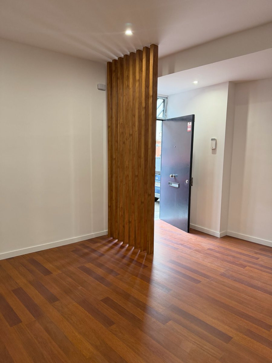 ReformasBLC's tweet photo. ¡Fantástica adecuación de un dúplex realizada en tiempo récord y presupuesto ajustado! En este caso se optó por un parquet de color vivo y resistente al agua para dar unidad al conjunto. #reformaduplex #reformabcn https://t.co/bKALO940PT