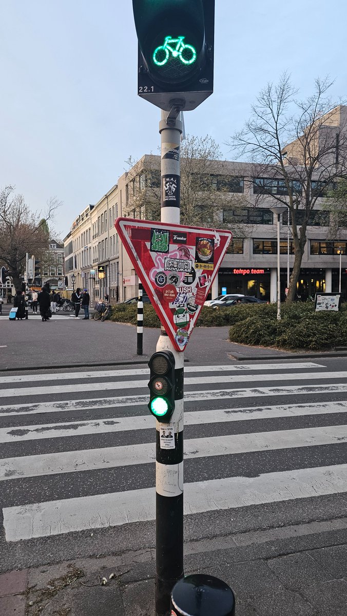 eksteroogje's tweet image. Rotterdam stickerstad.