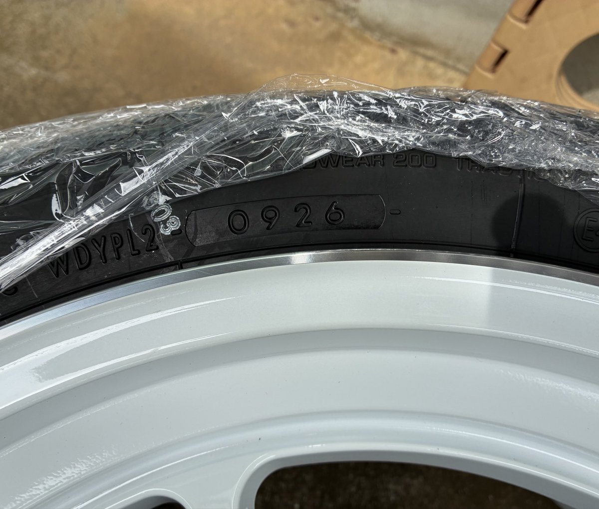 6月に値上がりするので早めに今シーズン2セット目のリア用A052を確保😊おおっ！今年製造のフレッシュなヤツが来てウレシイ😊でも投入はおそらく7月頃でそれまでは常温(苦笑)暗所で保管なので気休めですがラップも巻いて置きます😅