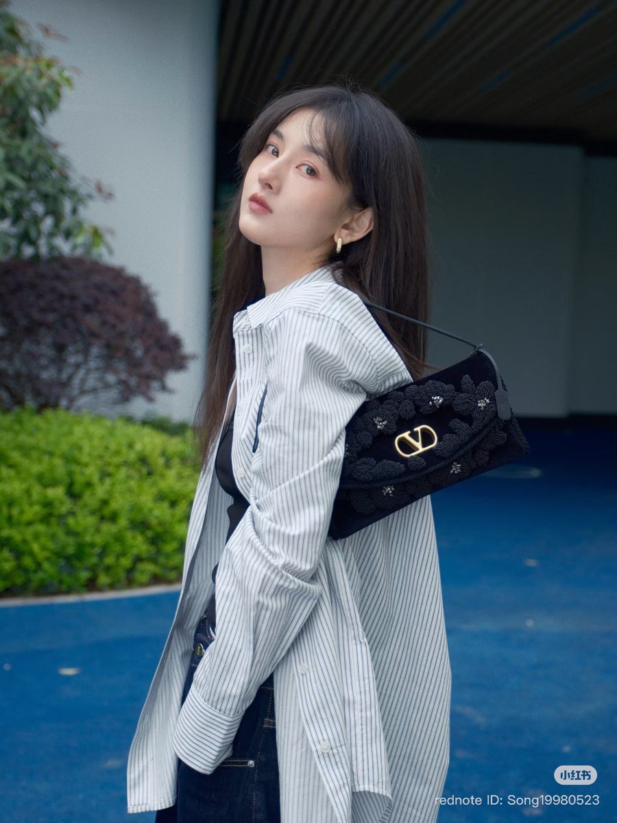 zuer_globalfans's tweet photo. [26.04.17] SONG ZUER XHS UPDATE

𓍯⁺◦📘👜ᯓ🫑🖐🏻* !

#SongZuer #宋祖儿
#LareinaSong https://t.co/3QzvPva8yA