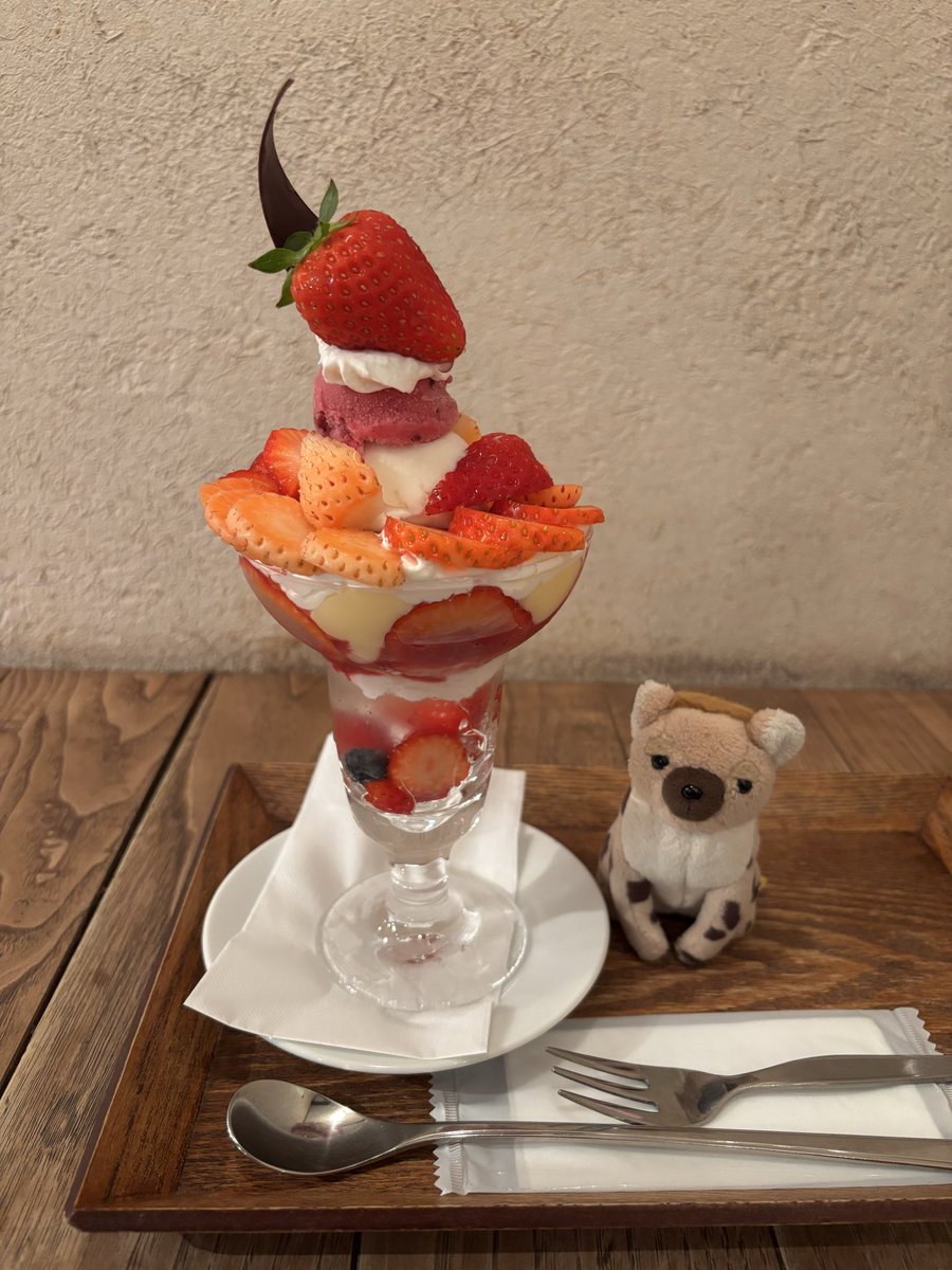 苺パフェいただくハイエナ。