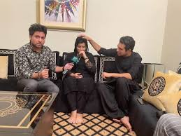 SimplyVibed's tweet photo. Ye Minar-e-Pakistan wala KHOTA ap k baray main bari BAK BAK kar raha hay.  

Imagine a clown like Iqrar giving moral lessons, despite his history with female colleagues &amp; marriages and a 21-year career built on the scripted fraud known as 'Sar-e-Aam. https://t.co/bzo2rt3BXe