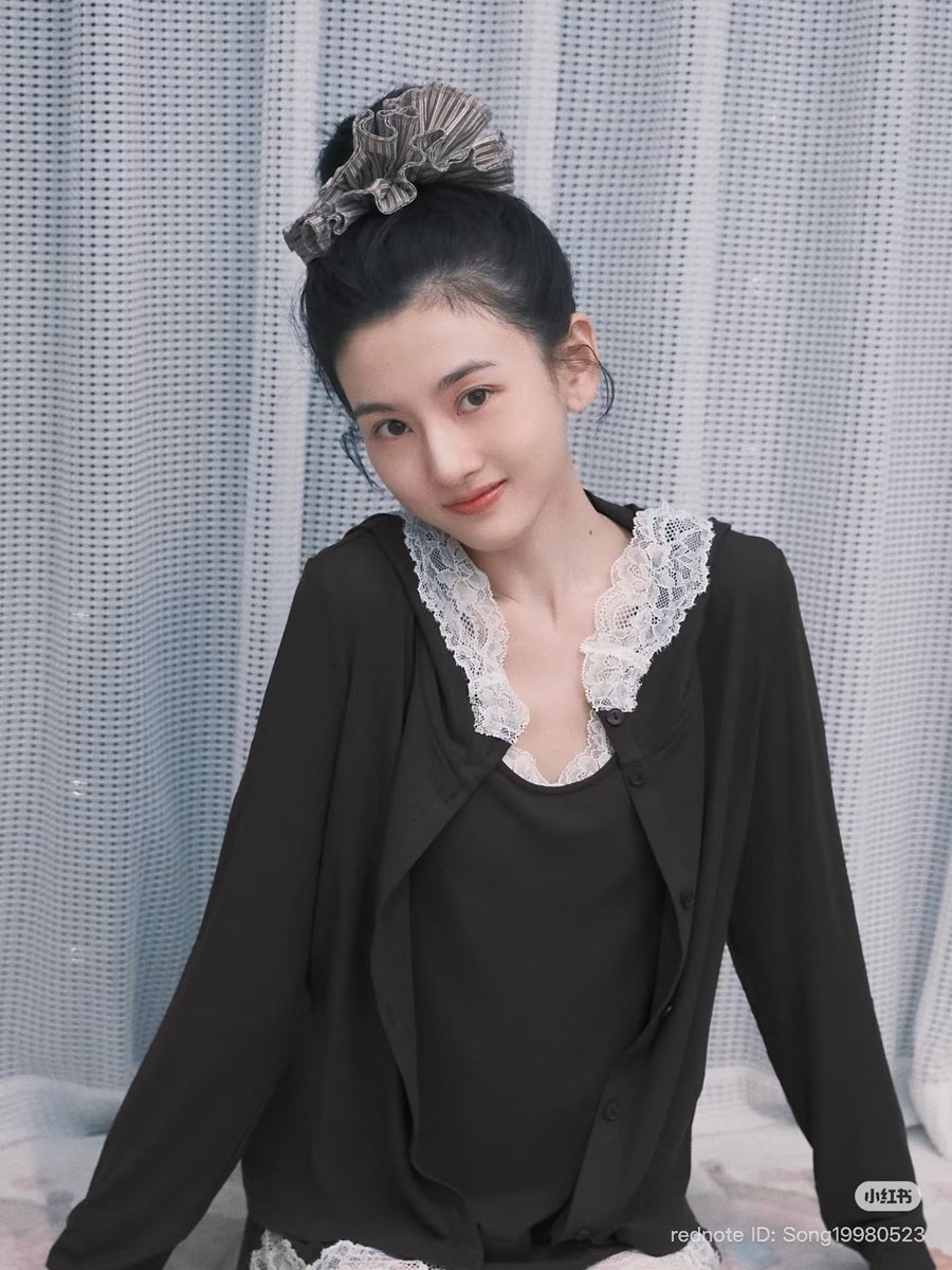 zuer_globalfans's tweet photo. [26.04.17] SONG ZUER XHS UPDATE

𓍯⁺◦📘👜ᯓ🫑🖐🏻* !

#SongZuer #宋祖儿
#LareinaSong https://t.co/P7FP7kR6od