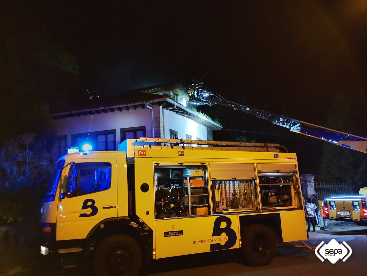 BomberosAstur's tweet photo. Extinguido esta madrugada incendio urbano en #Villaviciosa. Hasta el lugar acudieron bomberos del parque maliayo de #LaMorgal y #Piloña. Por otra parte un inmueble resultó afectado por el humo en #Mieres ayer noche. Hasta allí acudió el parque mierense. https://t.co/ITUj55ELEP https://t.co/eAwDfrSYMB