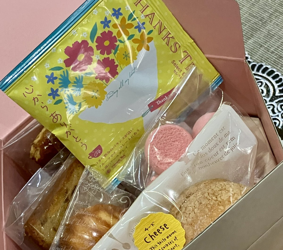 commedessert10's tweet photo. ブッセの新メニュー
チーズブッセ🧀
数種のチーズを使ったチーズクリームをふっくらビスキュイでサンド❣️

チーズブッセとありがとうメッセージ入り紅茶、焼き菓子詰め合わせギフトもございます🎁 https://t.co/RnG6jOMb24