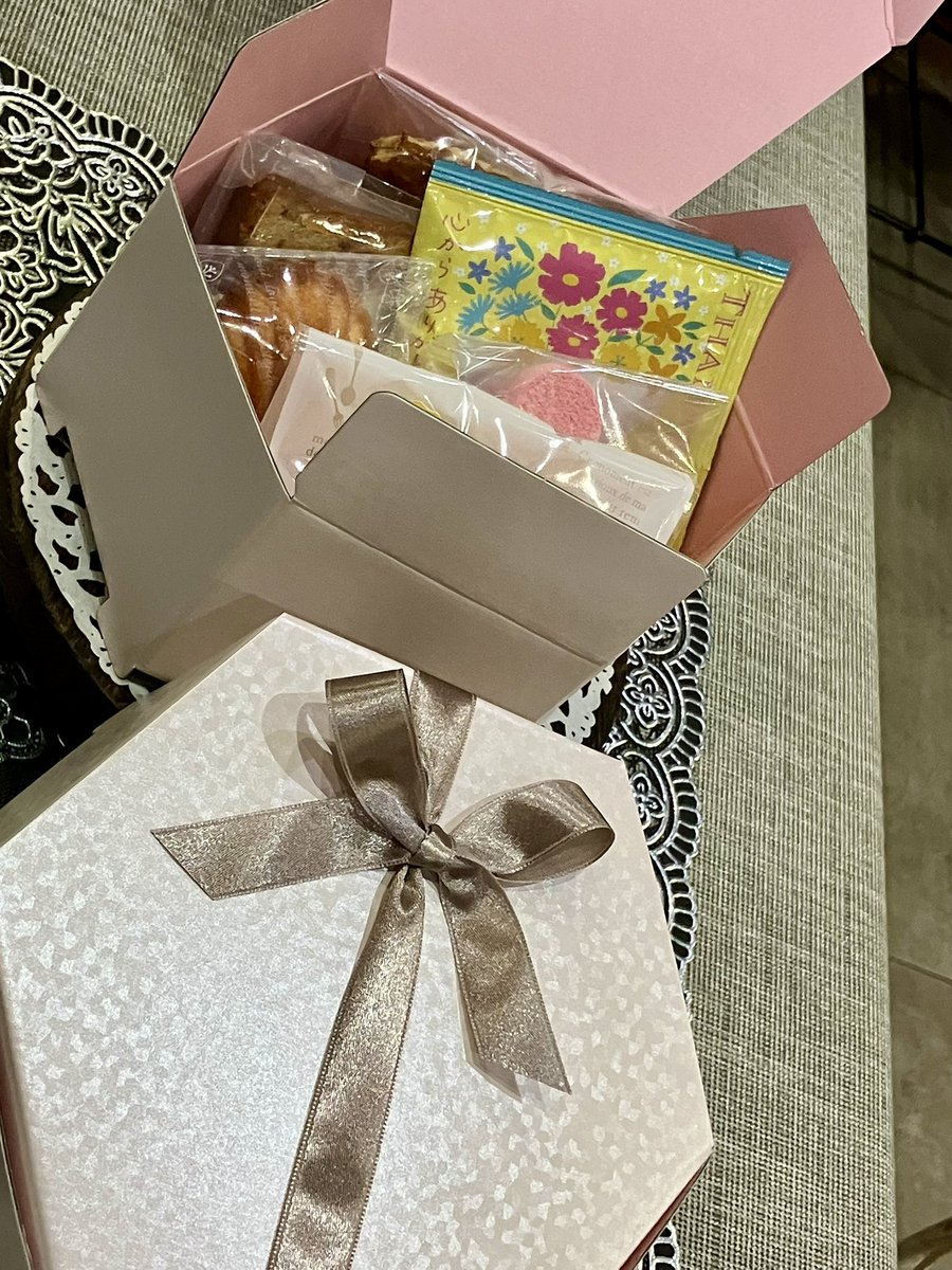 commedessert10's tweet photo. ブッセの新メニュー
チーズブッセ🧀
数種のチーズを使ったチーズクリームをふっくらビスキュイでサンド❣️

チーズブッセとありがとうメッセージ入り紅茶、焼き菓子詰め合わせギフトもございます🎁 https://t.co/RnG6jOMb24