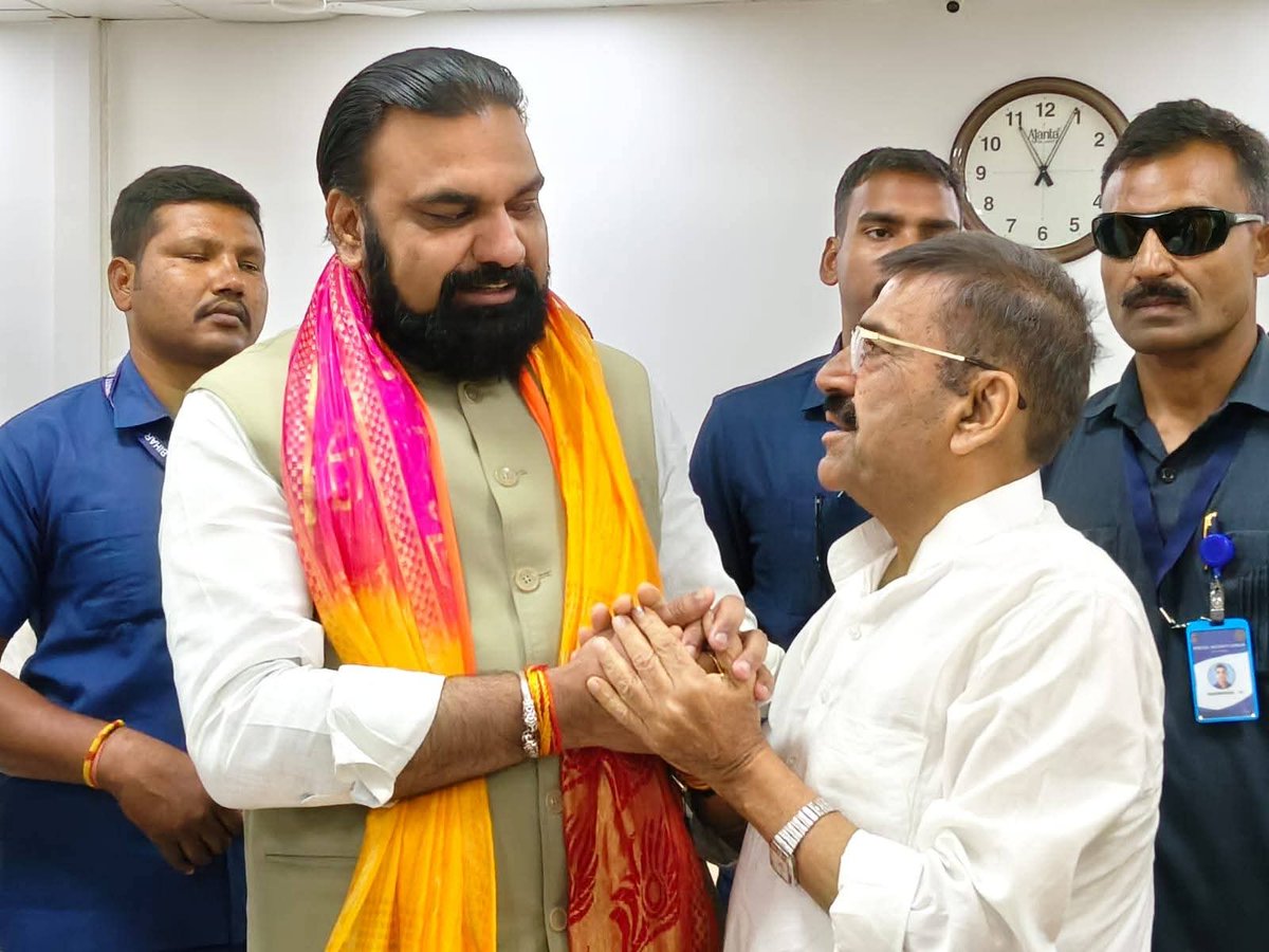 anantarorapt's tweet photo. आज बिहार के मुख्यमंत्री श्री सम्राट चौधरी जी से स्नेहिल मुलाकात कर उन्हें हार्दिक बधाई शुभकामनाएं दी
Samrat Choudhary https://t.co/3vVtRzNjzF