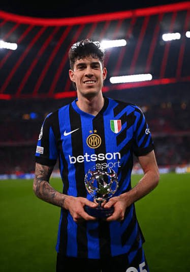 Sí, Bastoni es crack mundial en su posición. No entiendo la incertidumbre que se ha generado últimamente sobre su nivel. Tiene 27 años y lleva 7 siendo el líder de la defensa del mejor equipo de Italia. 2 finales de Champions. Zurdo, con buena salida de balón. Otra cosa es si el