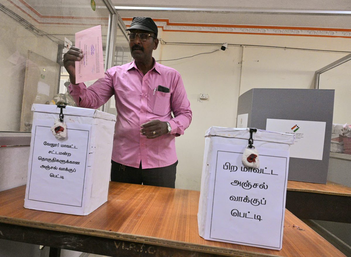 THChennai's tweet image. #TamilNaduElection: Police personnel &amp;amp; government staff of other essential services cast their votes for the #TamilNadu Assembly #election through postal ballots on Friday. Scenes at #Thoothukudi, #Vellore, #Erode. 

📸: N. Rajesh, C. Venkatachalapathy
📹: M. Govarthan