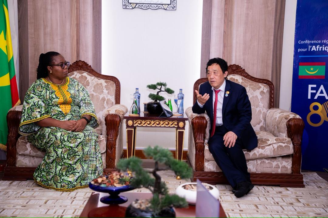 Productive dialogue for Africa’s food future.   

On the sidelines of #ARC34 in Nouakchott, yesterday, Hon. Minister of State <a href="/solangeuwituze/">Solange Uwituze</a> from <a href="/RwandaAgri/">Ministry of Agriculture & Animal Resources |Rwanda</a> met with <a href="/FAODG/">FAO Director-General QU Dongyu</a> to reaffirm strong collaboration for sustainable agrifood systems in #Rwanda.
